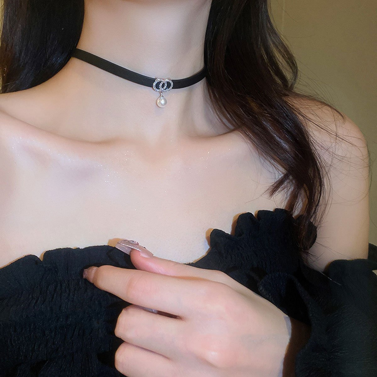 Black Leather Pearl Choker Necklace for Women with Pearl Pendant