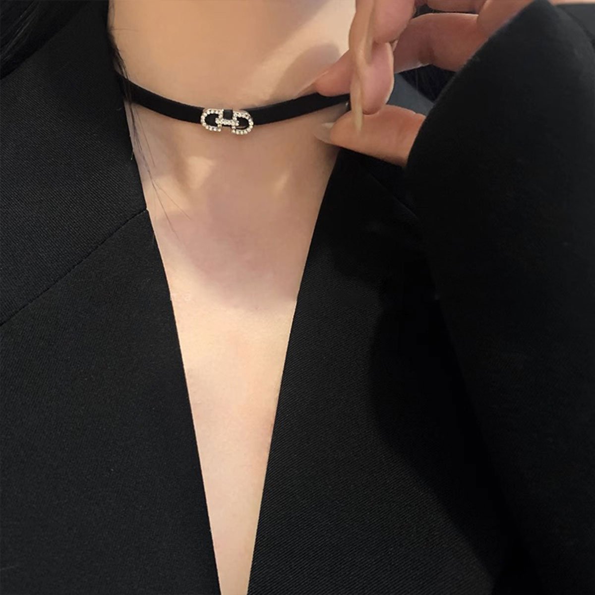 Elegant Black Choker Necklace with Leather Rope and Alloy Accent