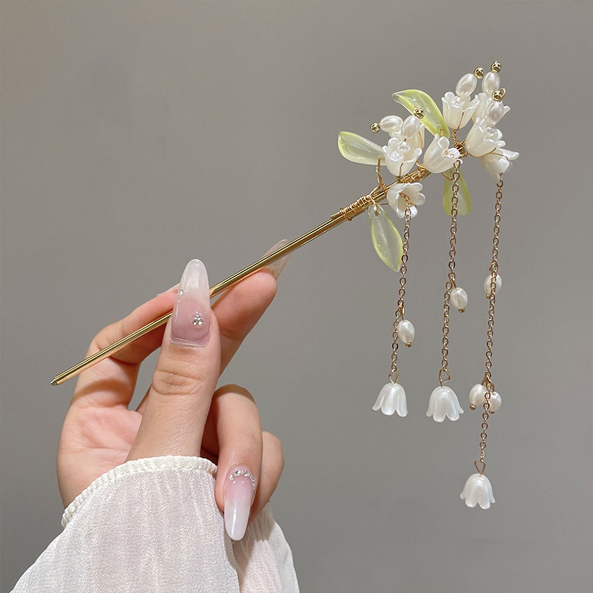 Elegant floral hair accessory with white flowers and beads