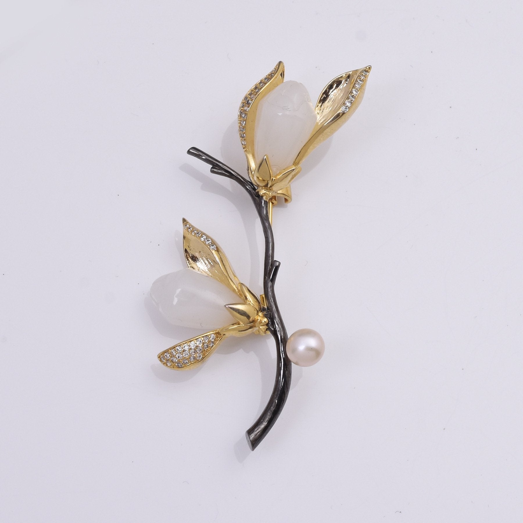 Elegant Floral Brooch Pin for Women with Rhinestone and Pearl Accents