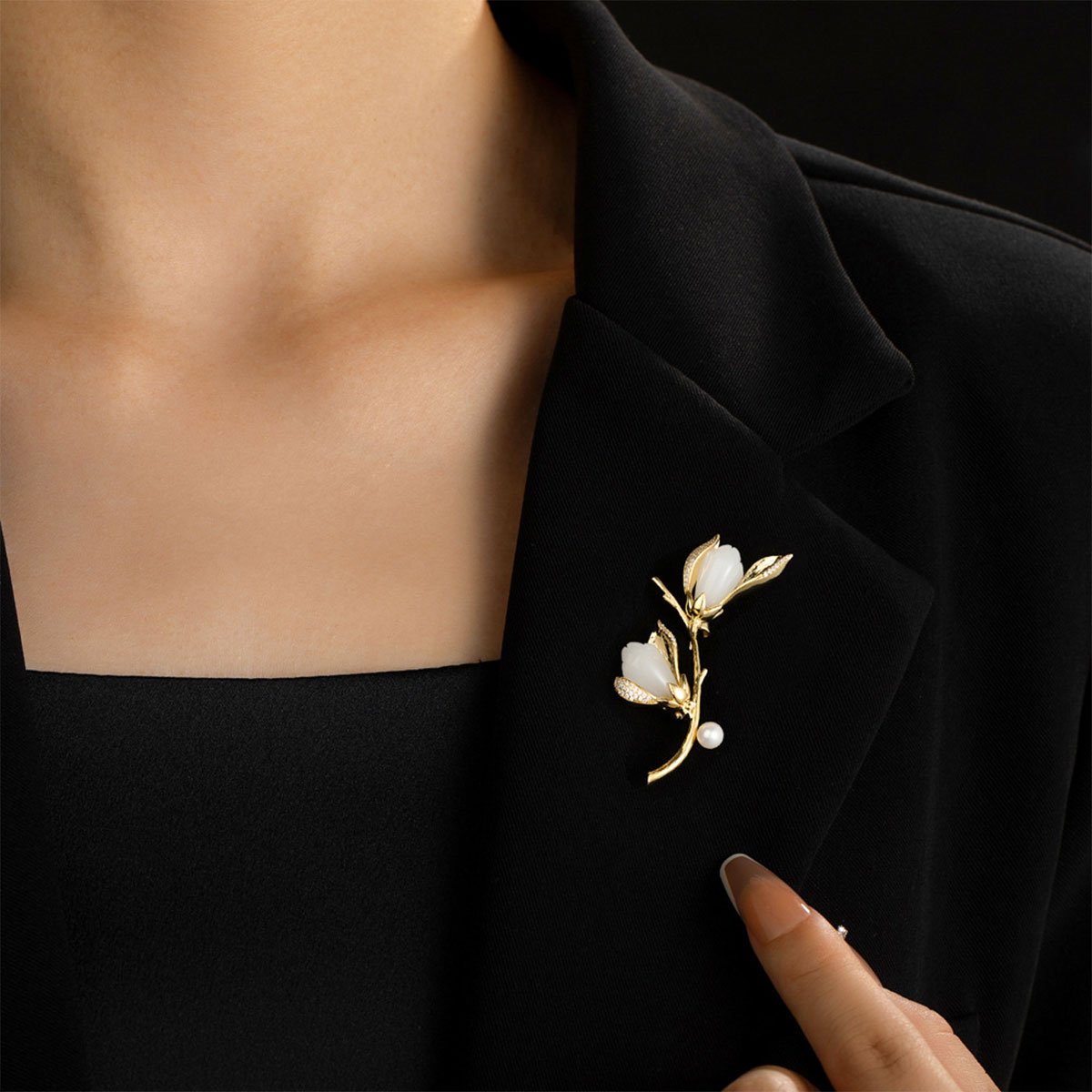 Elegant Floral Brooch Pin for Women with Rhinestone and Pearl Accents