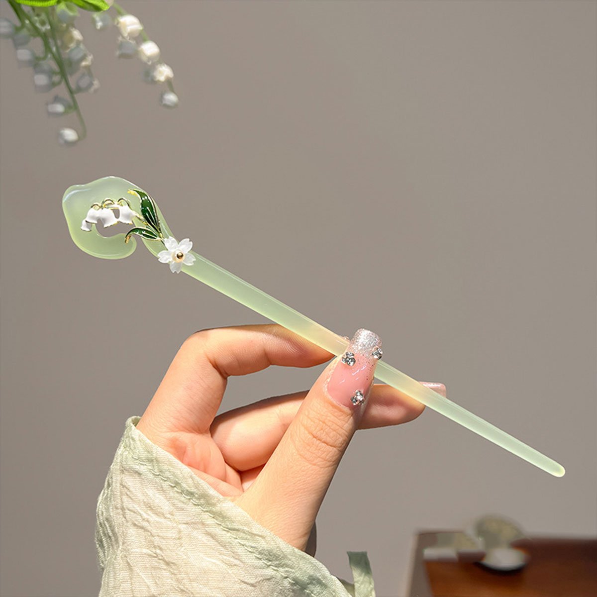 Elegant green hairpin with white lily design