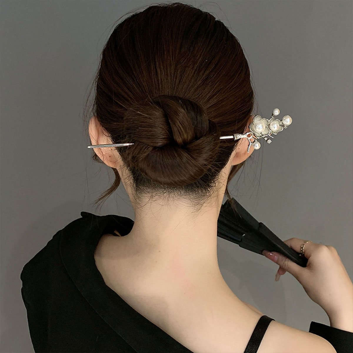 Elegant silver flower hair accessory with pearls