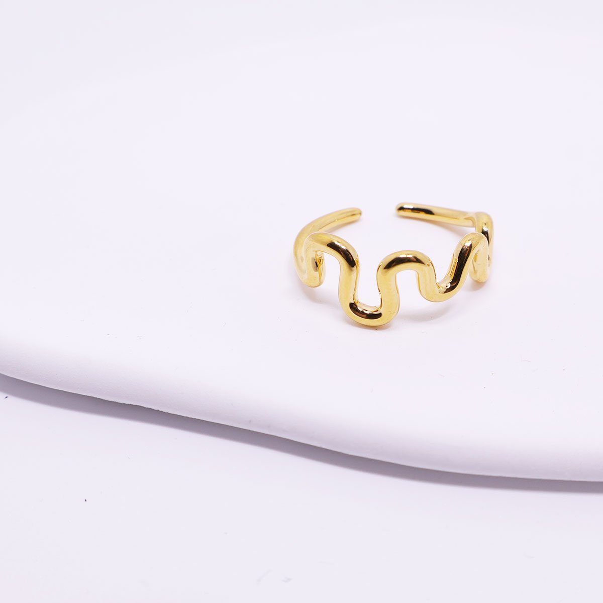 Stylish Gold Wave Ring with Modern Design