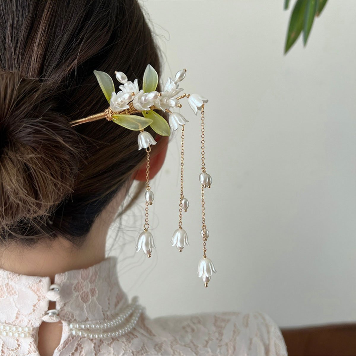 Elegant floral hair accessory with white flowers and beads