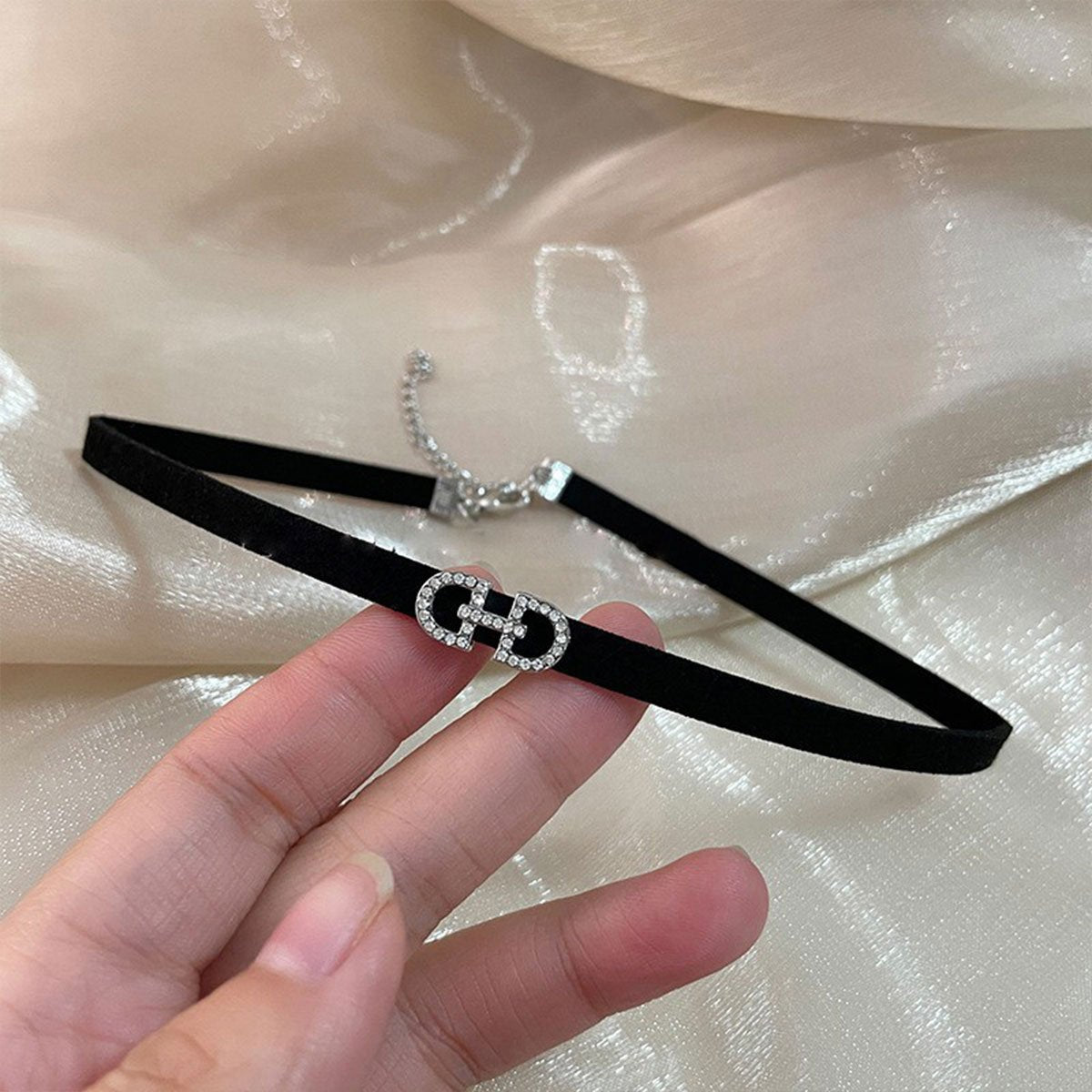 Elegant Black Choker Necklace with Leather Rope and Alloy Accent