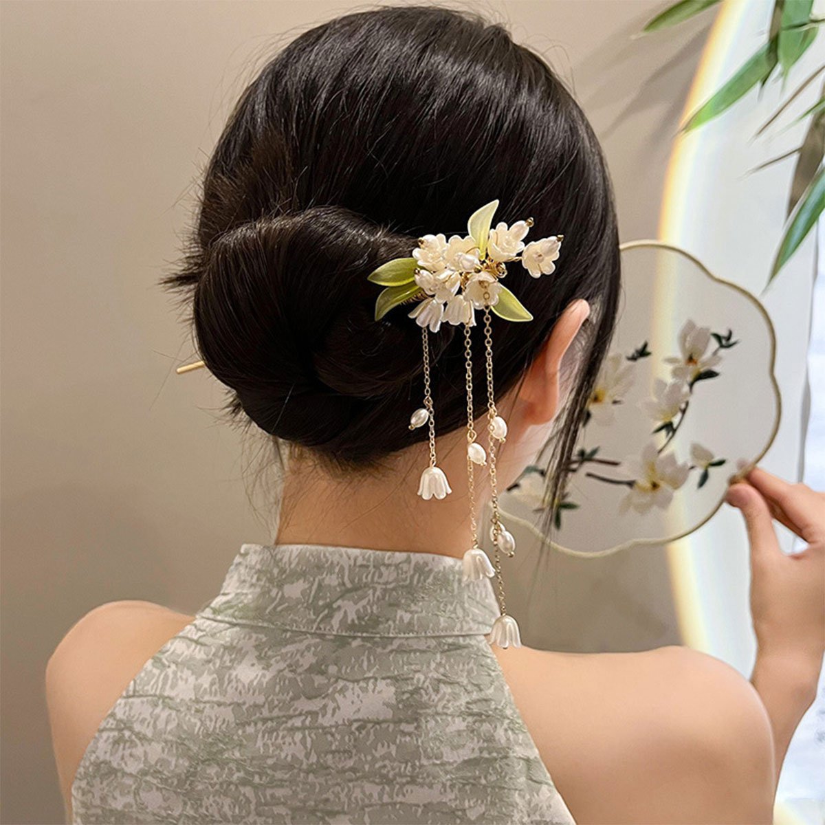 Elegant floral hair accessory with white flowers and beads