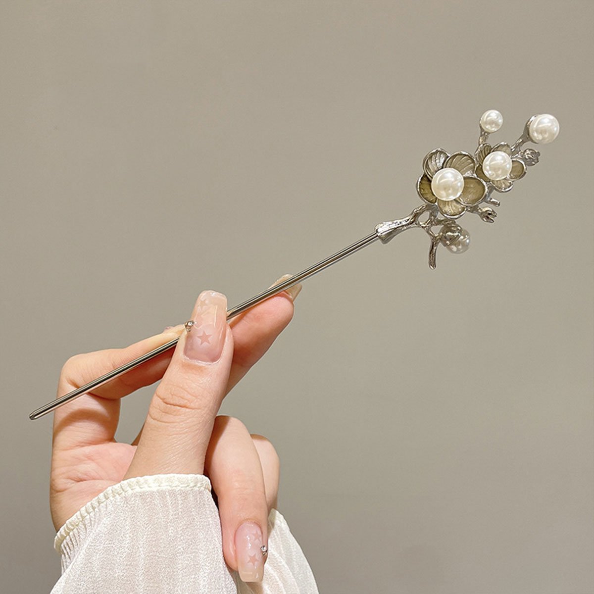 Elegant silver flower hair accessory with pearls
